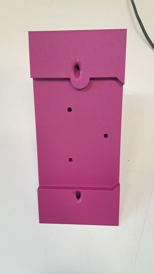 Rohový držák reproduktoru